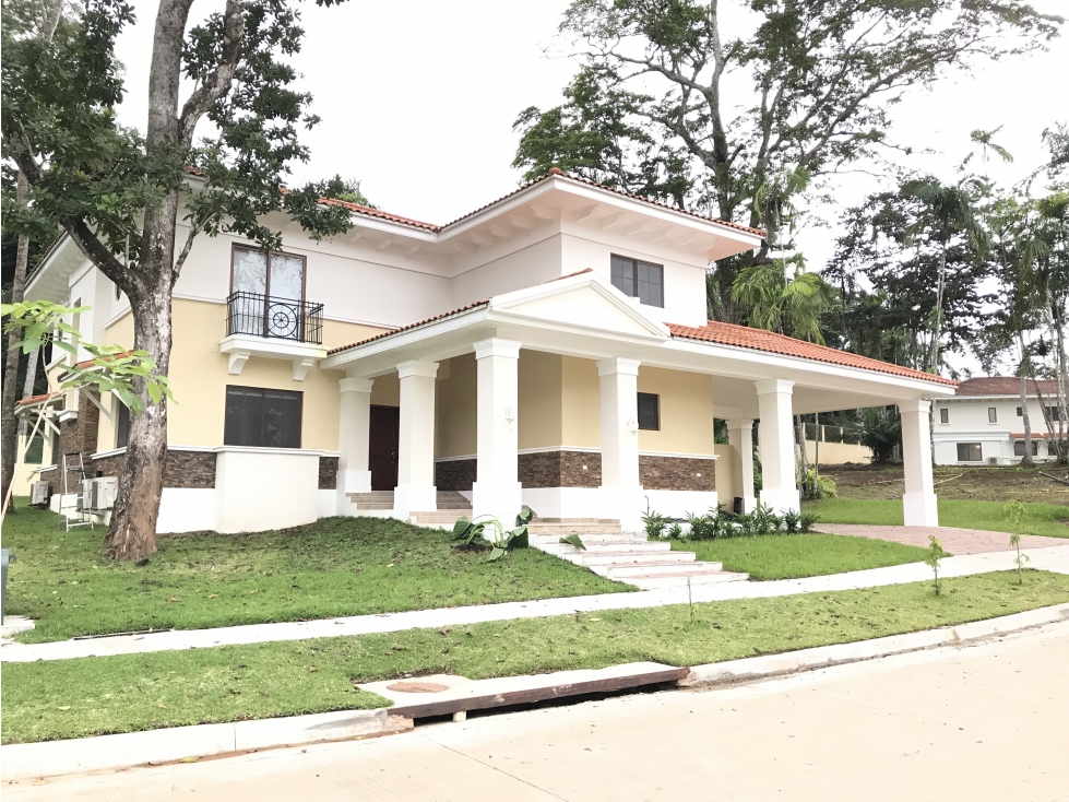 Venta de casa en Clayton - Sendero de camino de cruces