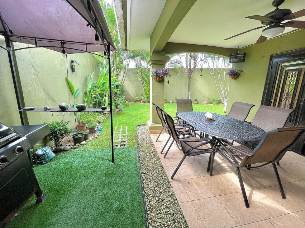 VENTA DE CASA EN CONDADO DEL REY PH PASEO DORADO ESQUINA. OPORTUNIDAD