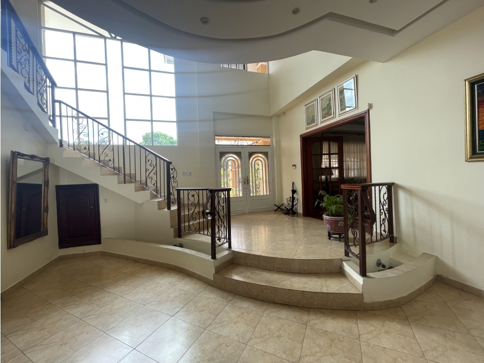 Venta de casa en Las Cumbres remodelada - 3