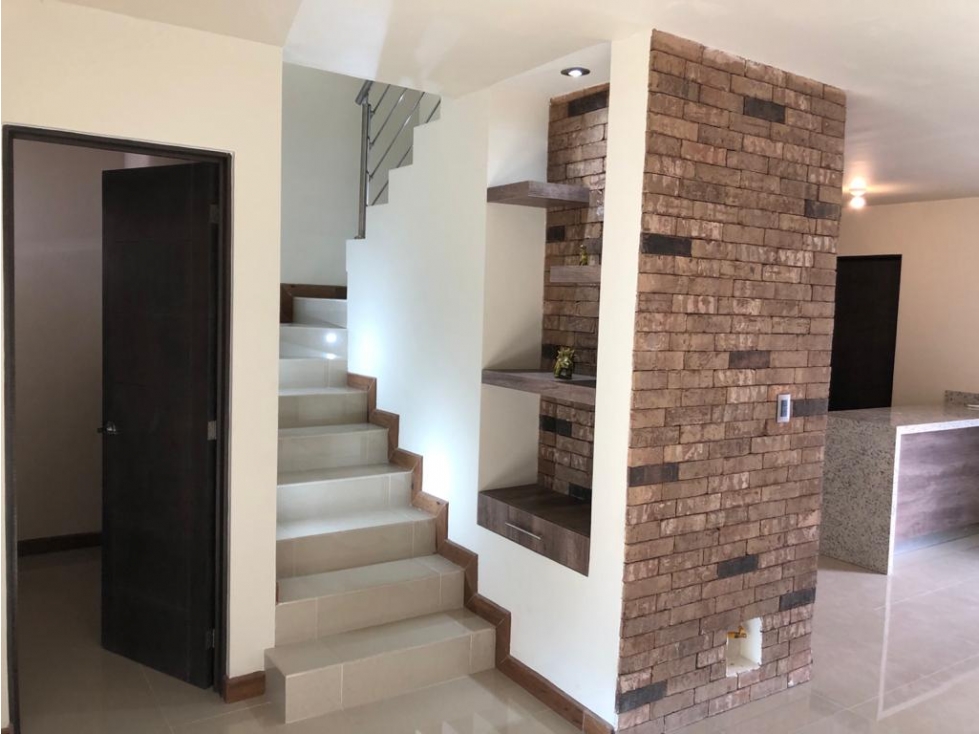 Renta casa de 3 niveles en Terrazas Residencial con paneles