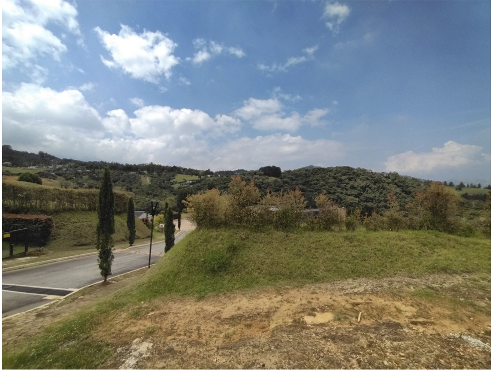 Venta lote en Las Palmas. Unidad cerrada. Vista y bosque. Explanación. — foto 2