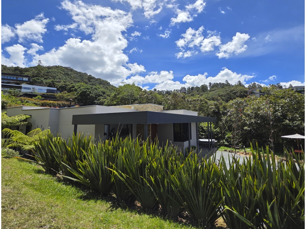 Venta Casa Alto de Palmas, un solo nivel, unidad cerrada, moderna