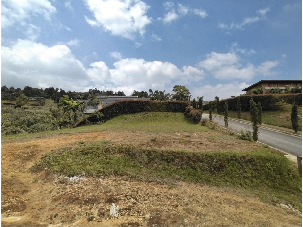 Venta lote en Las Palmas. Unidad cerrada. Vista y bosque. Explanación.