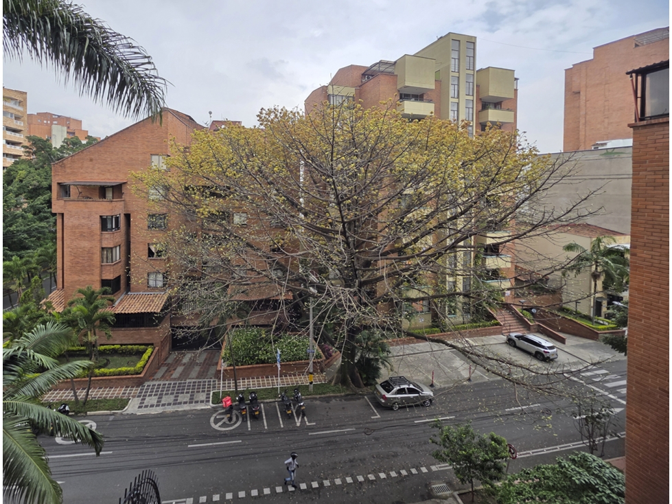 Venta Apartamento en Laureles, zona caminable. Edificio con piscina