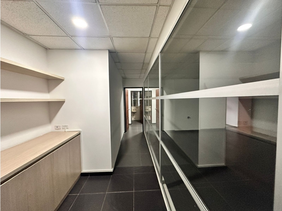 SE ALQUILA LOCAL CON ESPACIOS INTERNOS YA DISTRIBUIDOS - 256 M²