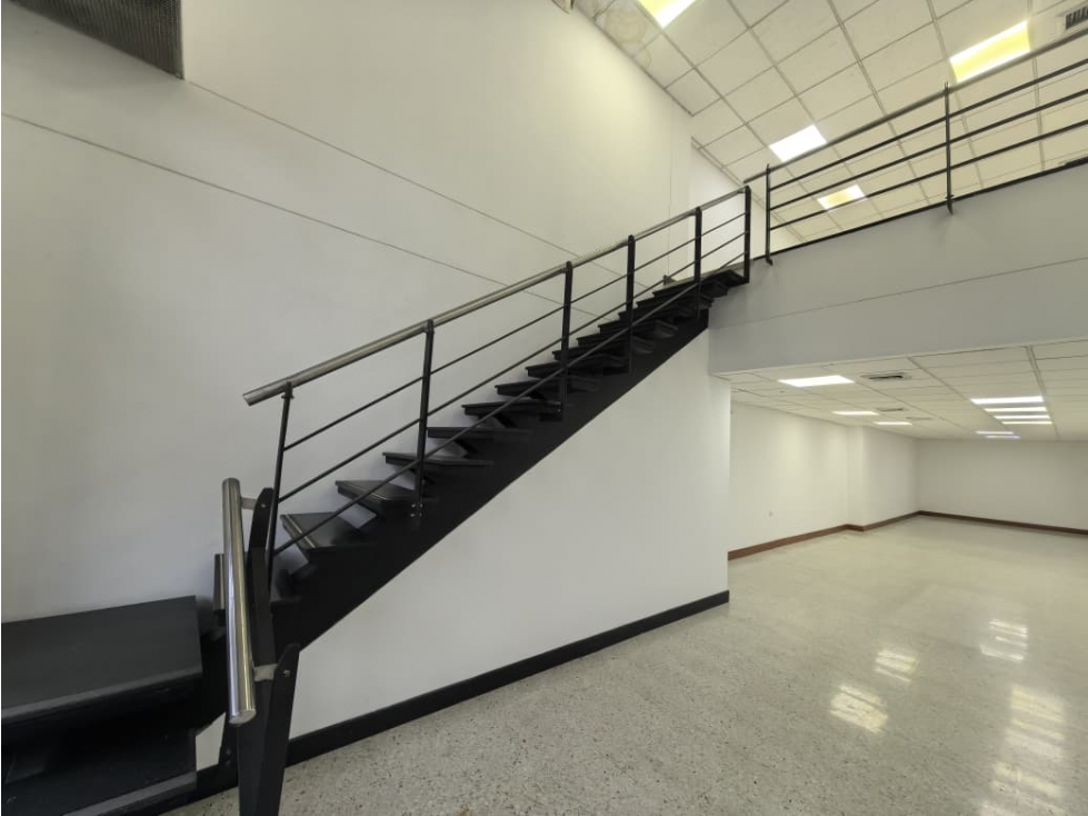 SE ALQUILA LOCAL CON ESPACIOS INTERNOS YA DISTRIBUIDOS - 256 M² — foto 3