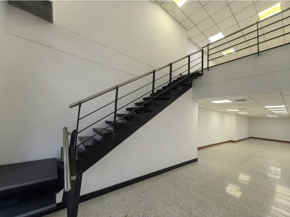 SE ALQUILA LOCAL - 256 M² EN RECONOCIDO CENTRO COMERCIAL DEL SUR — foto 2
