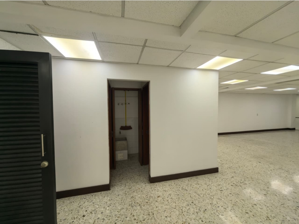 SE ALQUILA LOCAL - 256 M² EN RECONOCIDO CENTRO COMERCIAL DEL SUR — foto 4