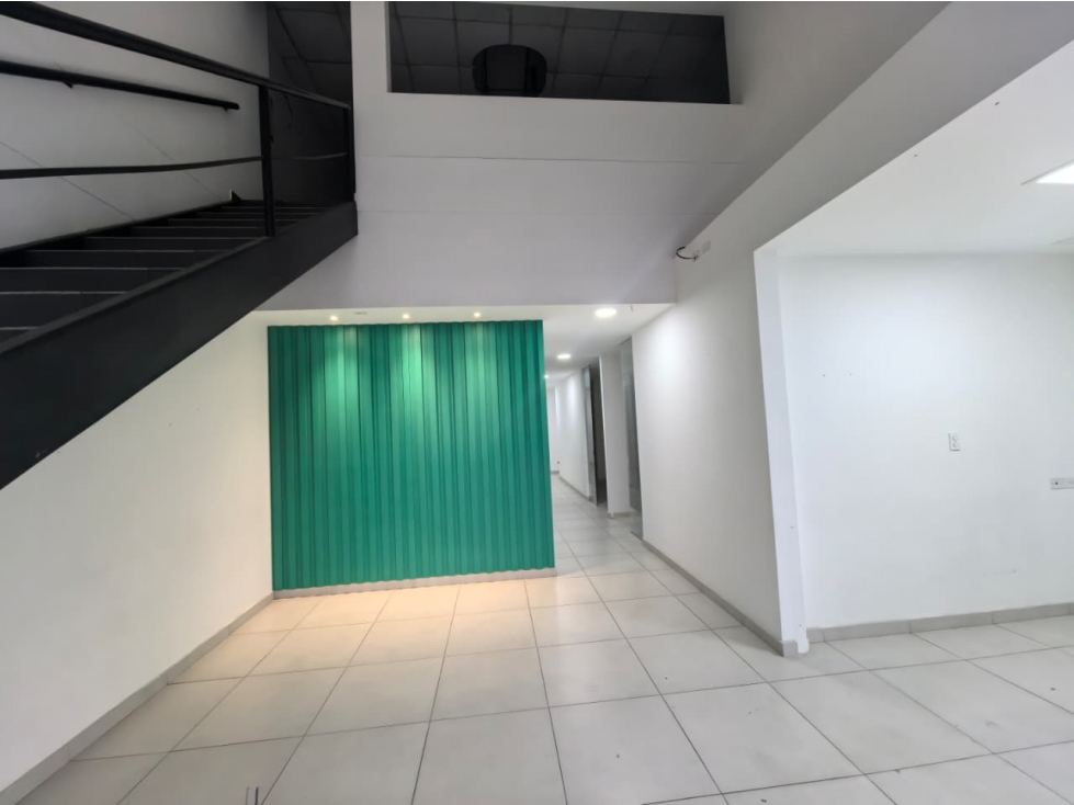 SE ALQUILA LOCAL CON ESPACIOS INTERNOS YA DISTRIBUIDOS - 256 M² — foto 2