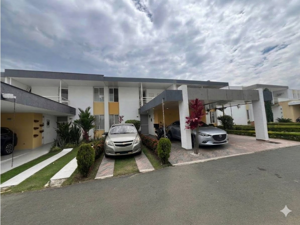 SE VENDE CASA EN EL CASTILLO COMO NUEVA