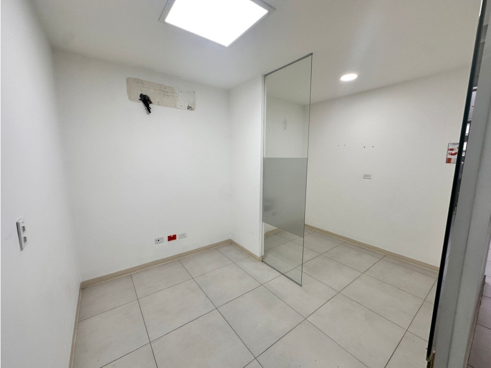 SE ALQUILA LOCAL CON ESPACIOS INTERNOS YA DISTRIBUIDOS - 256 M² — foto 5