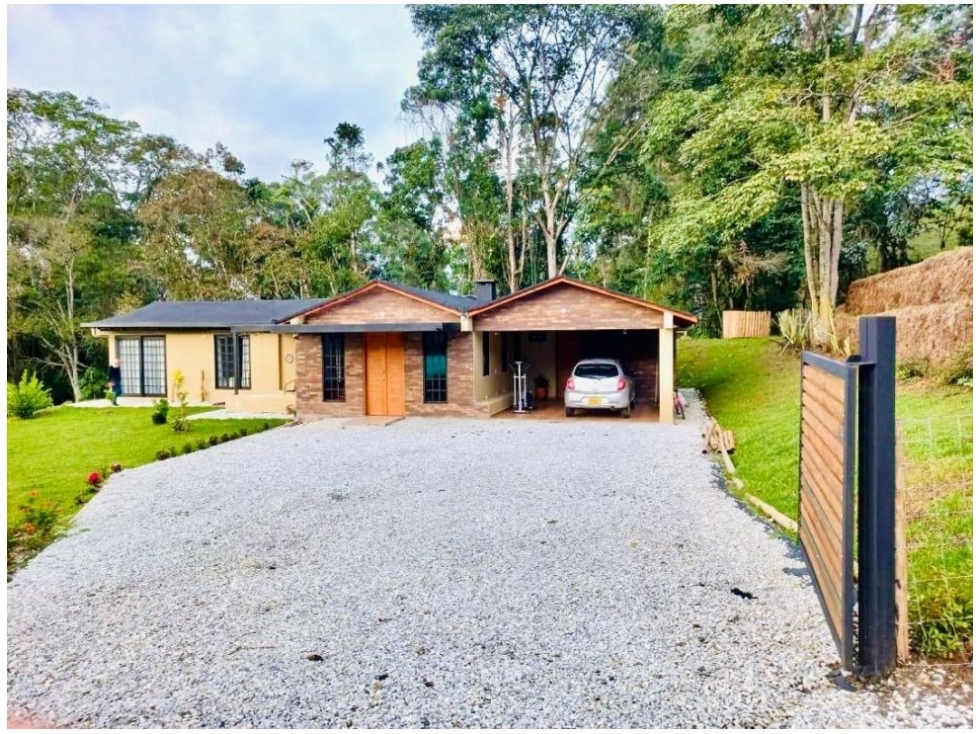 SE VENDE CASA EN CONDOMINO EN LA CEJA