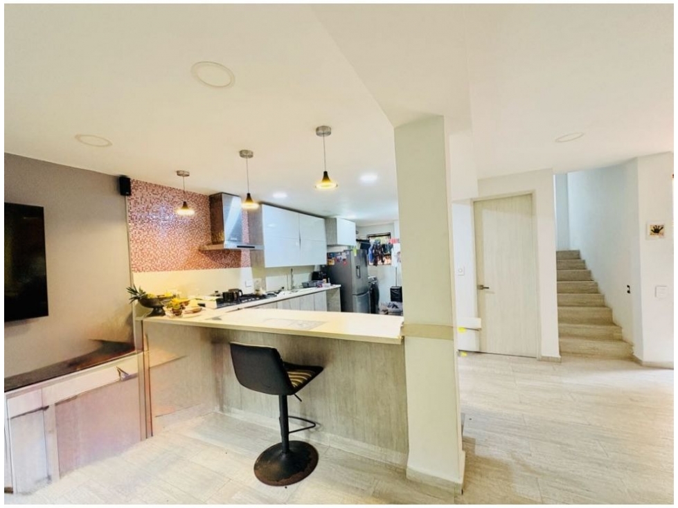 CASA DE TRES NIVELES PARA LA VENTA EN EL POBLADO CERCA AL TESORO — foto 2