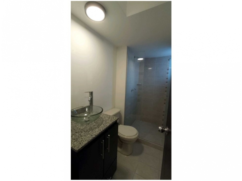 VENTA APARTAMENTO REMODELADO LOMA DE LOS BERNAL — foto 2