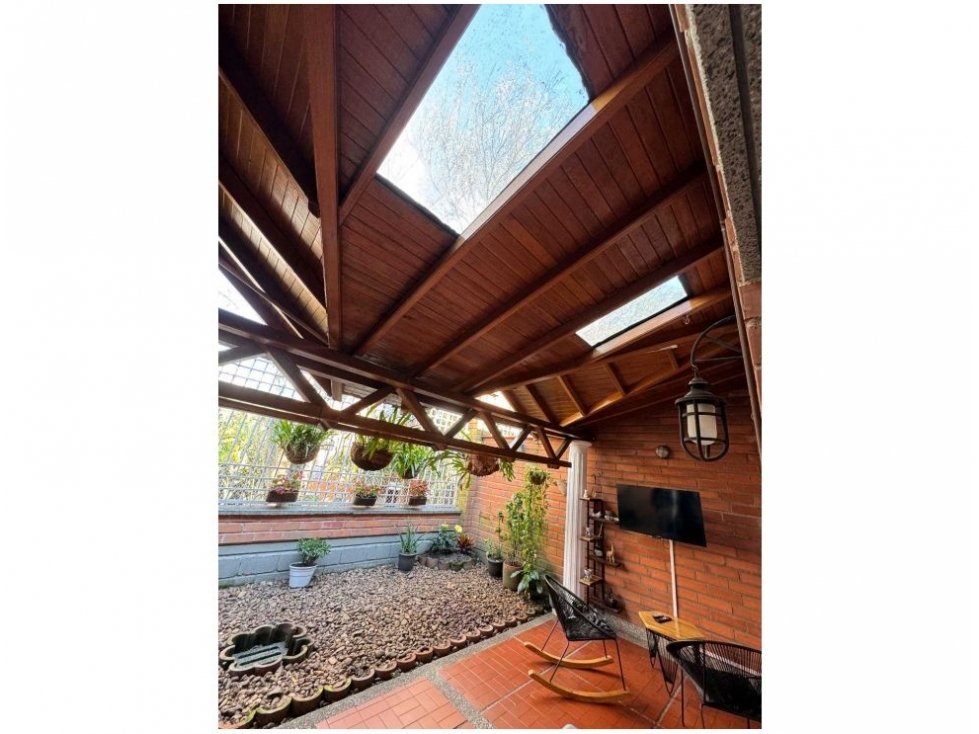CASA EN VENTA LOMA DE LOS BERNAL TRES NIVELES