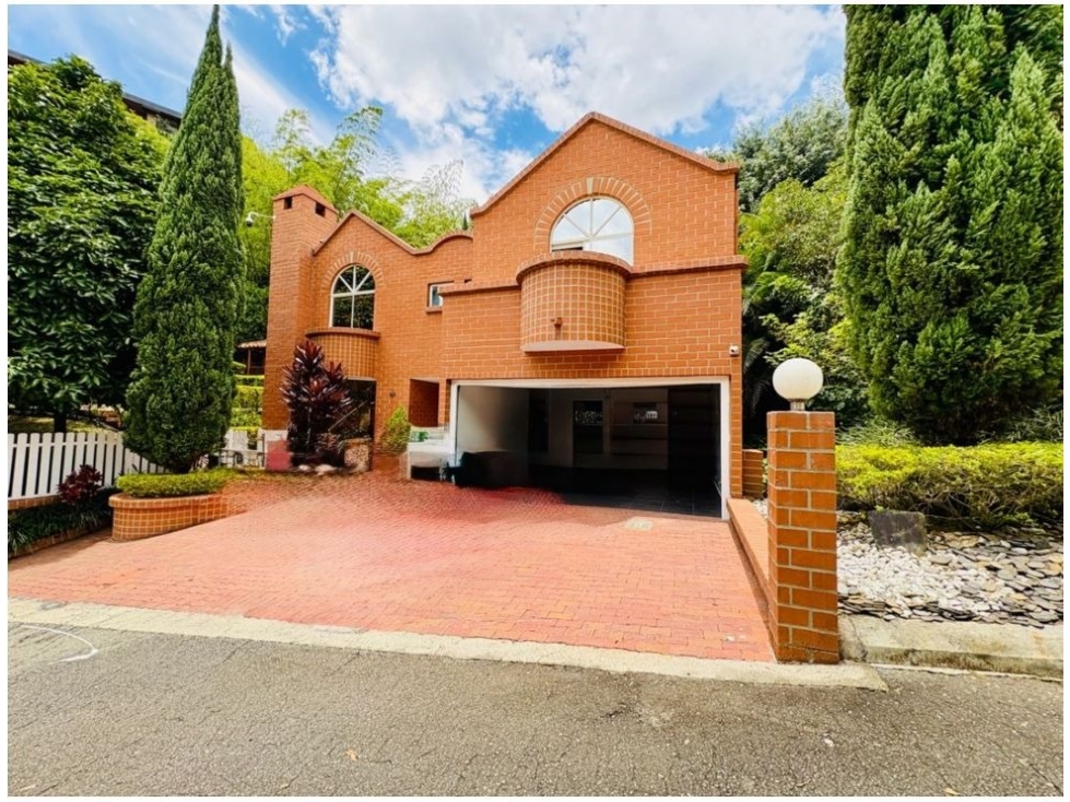 SE VENDE CASA EN ALTOS DEL POBLADO