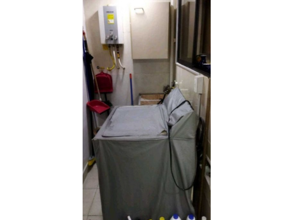 SE VENDE CASA EN PRIMER PISO EN LA ALMERIA — foto 3