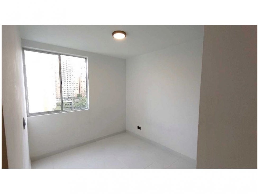 VENTA APARTAMENTO REMODELADO LOMA DE LOS BERNAL — foto 3