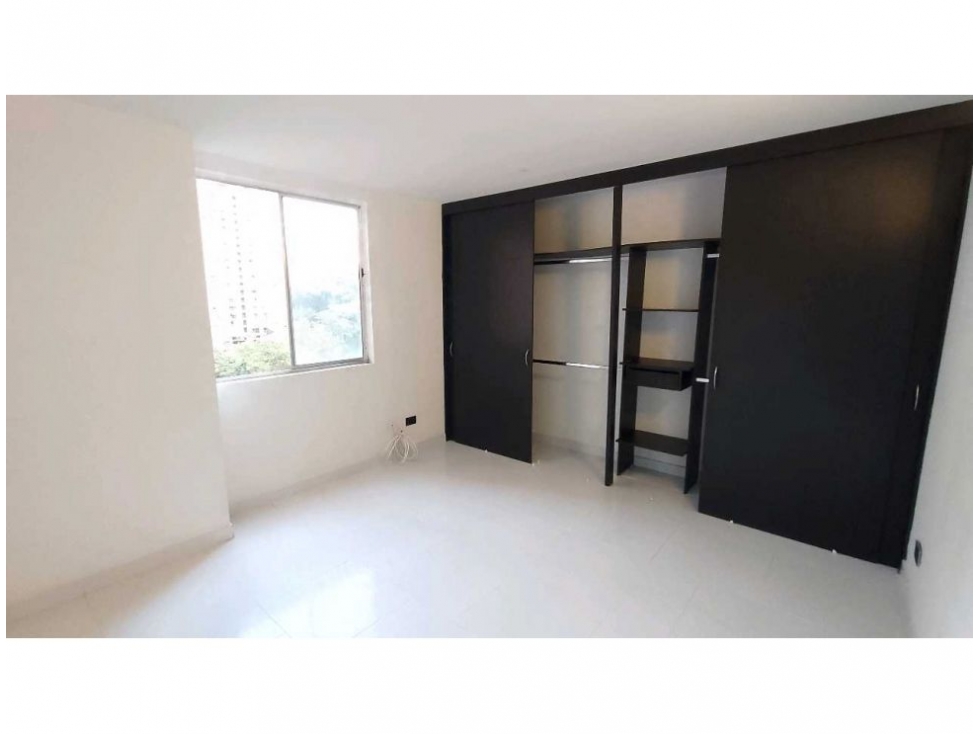 VENTA APARTAMENTO REMODELADO LOMA DE LOS BERNAL — foto 4