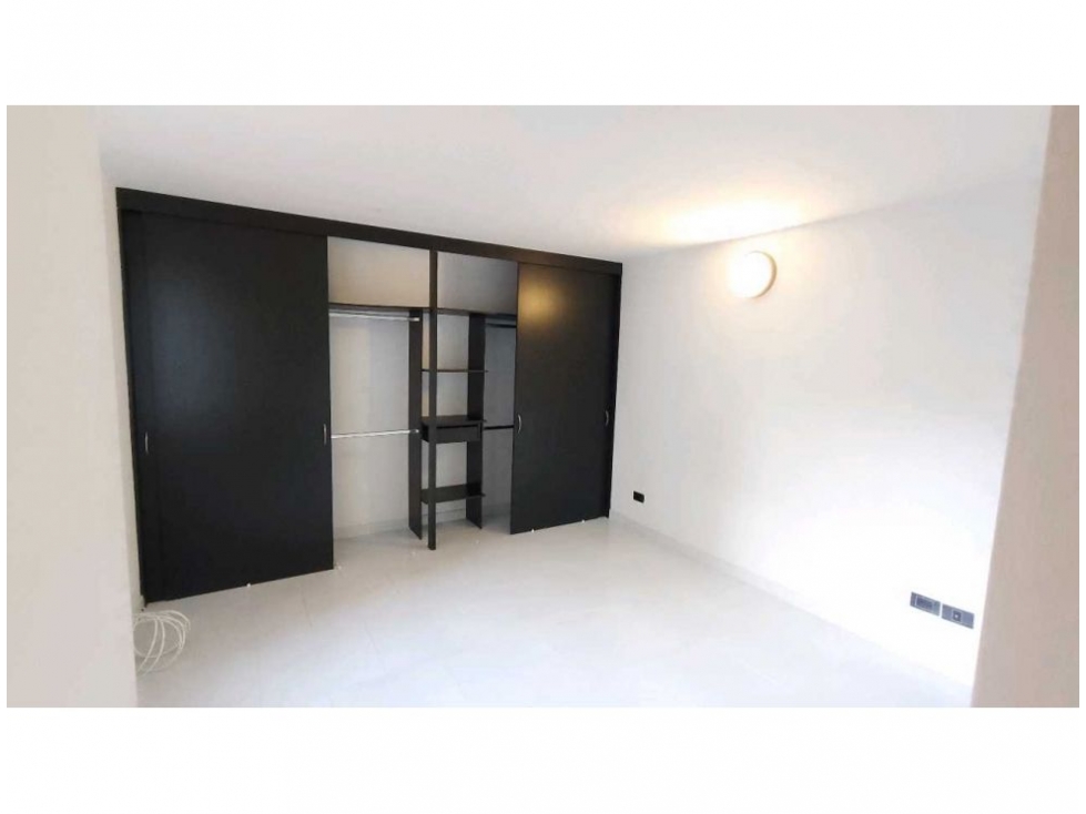 VENTA APARTAMENTO REMODELADO LOMA DE LOS BERNAL — foto 5