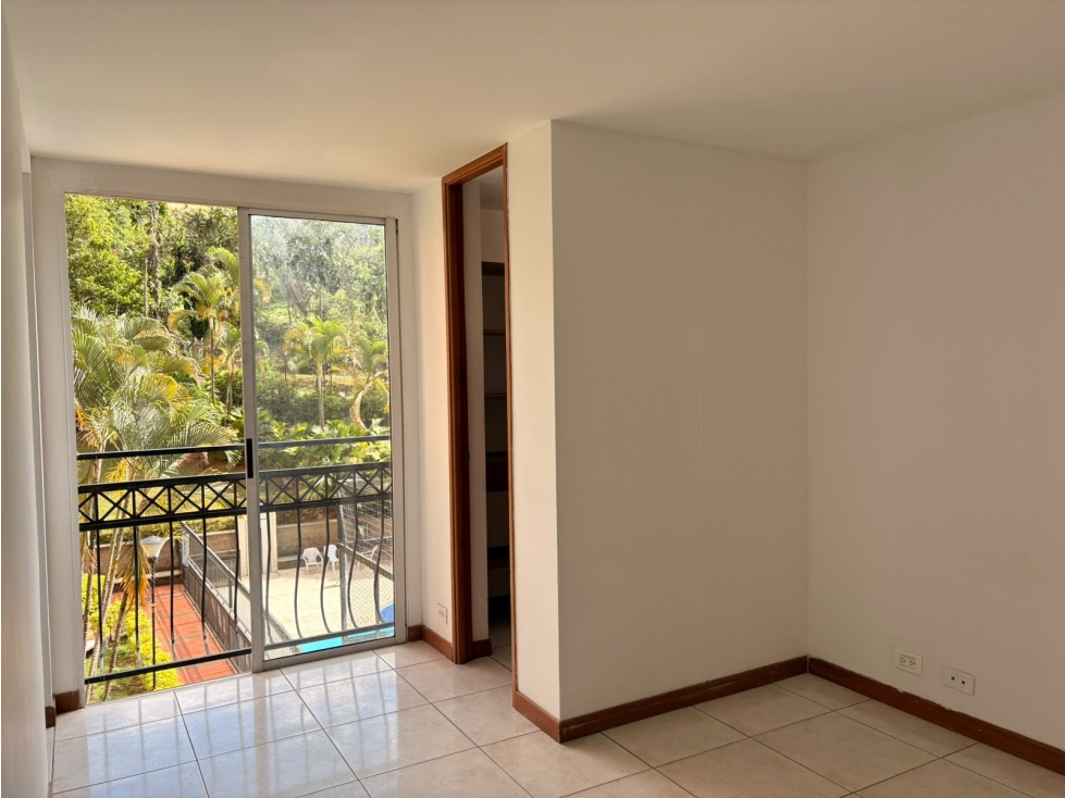 APARTAMENTO EN ARRIENDO EN LOMA DE LOS BERNAL — foto 3