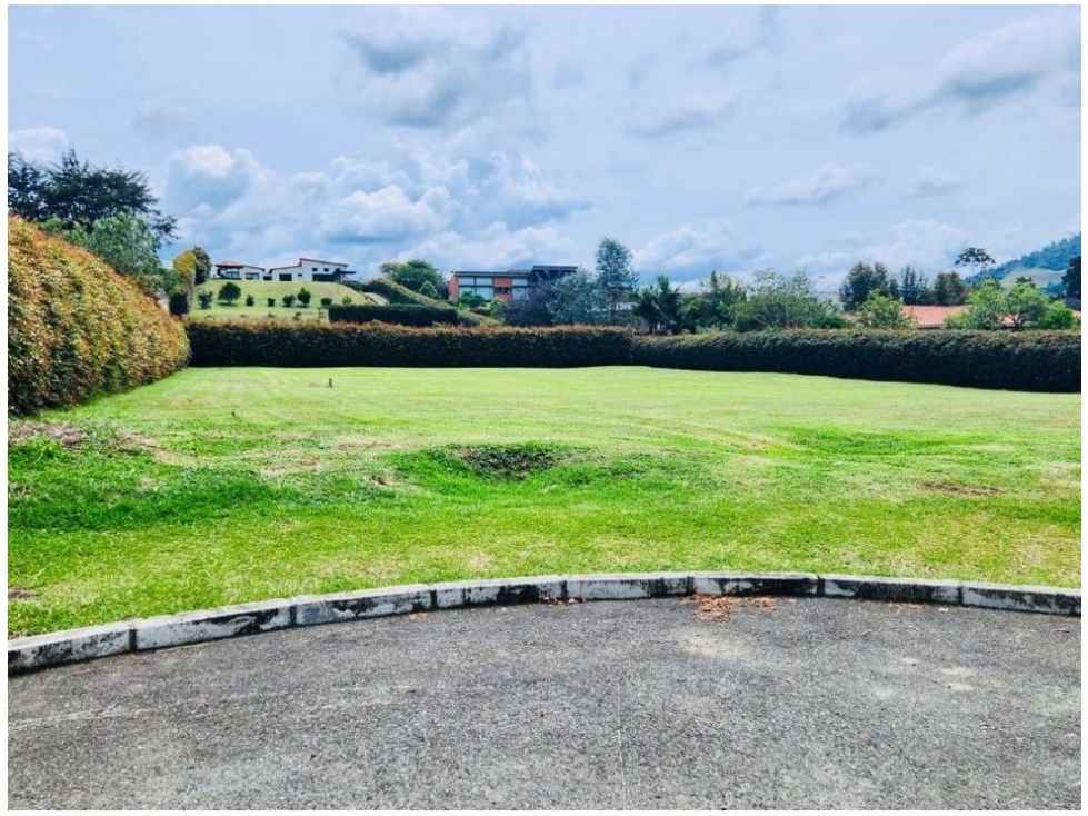 SE VENDE LOTE EN LA CEJA SECTOR EL YARUMO