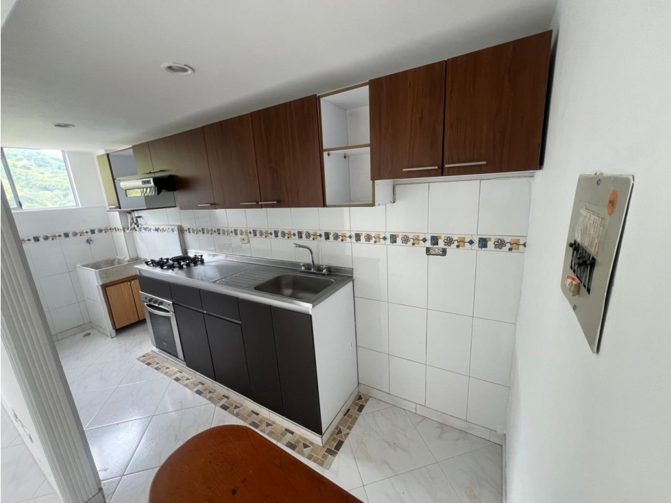 SE ARRIENDA APARTAMENTO EN LOMA DE LOS BERNAL CESIÓN