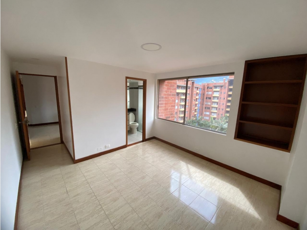 SE VENDE APARTAMENTO EN LAURELES CERCA AL EXITO
