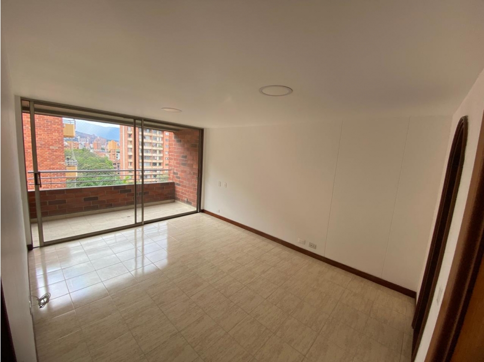 SE VENDE APARTAMENTO EN LAURELES CERCA AL EXITO — foto 2