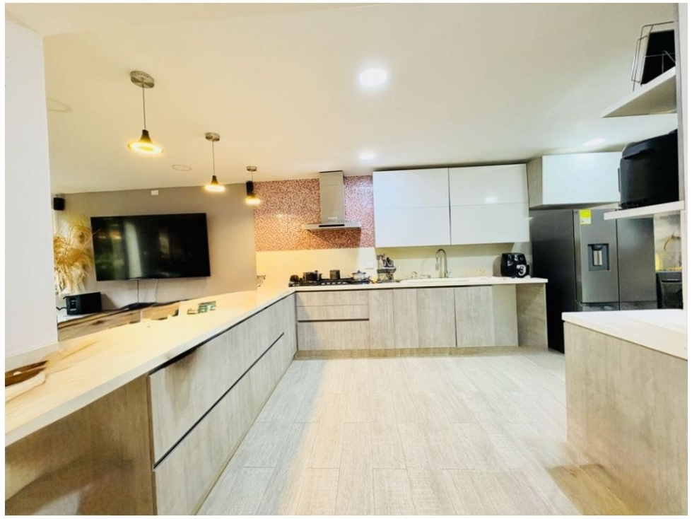 CASA DE TRES NIVELES PARA LA VENTA EN EL POBLADO CERCA AL TESORO — foto 3