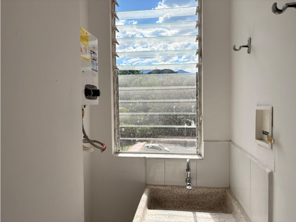 APARTAMENTO EN ARRIENDO EN LOMA DE LOS BERNAL — foto 6