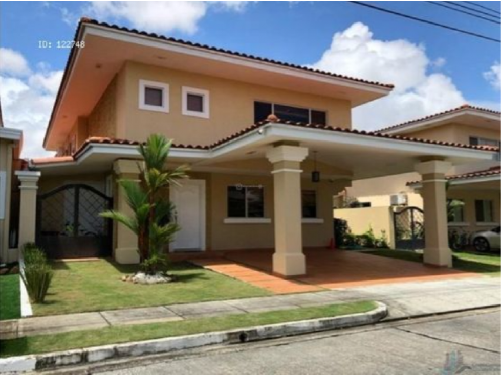 CASA DE 379M2 EN BRISAS DEL GOLF, VILLA ALTA