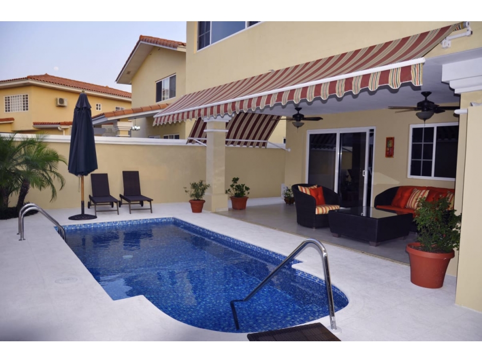 CASA DE 551M2 CONSTRUCCIÓN CON PISCINA EN BRISAS DEL GOLF, VILLA ALTA