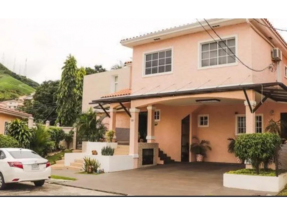 SE VENDE CASA EN PH FUENTE DEL FRESNO SUPER REMODELADA CON 768M2 JP - 2