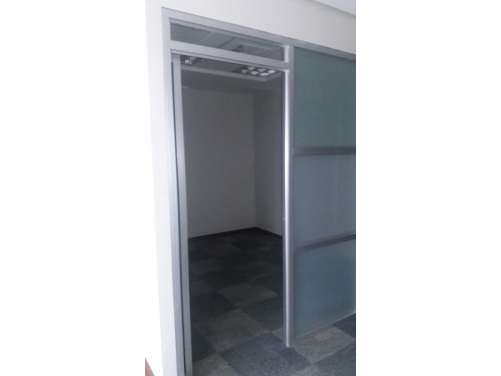 TORRE BANESCO, OFICINA CON DIVISIONES. AV BALBOA - 3