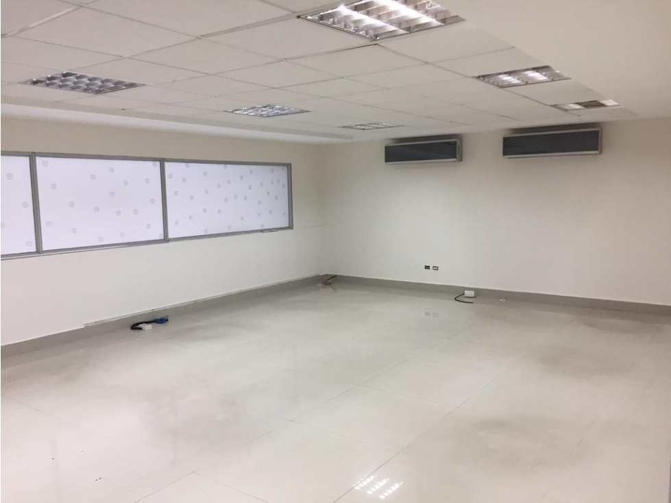 ALQUILER OFICNA/LOCAL EN PLANTA BAJA 500M2 BELLA VISTA, PH BLUE PARK — foto 3