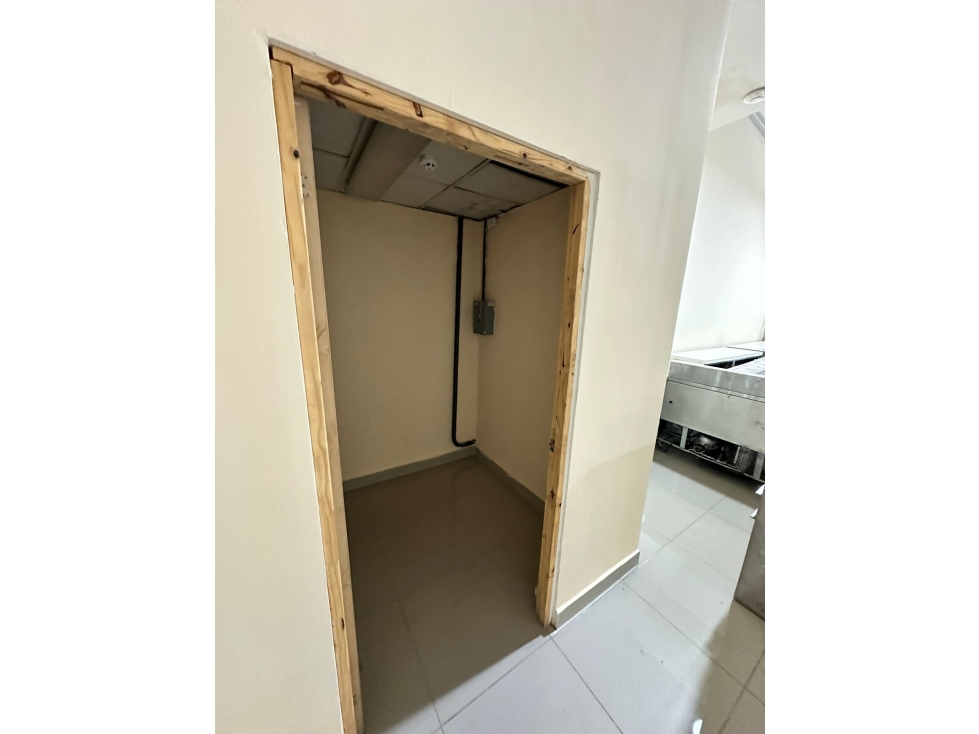 ALQUILER LOCALES 147-180 M2 MAÑANITAS AEROPUERTO COMMERCIAL PARK III - 4