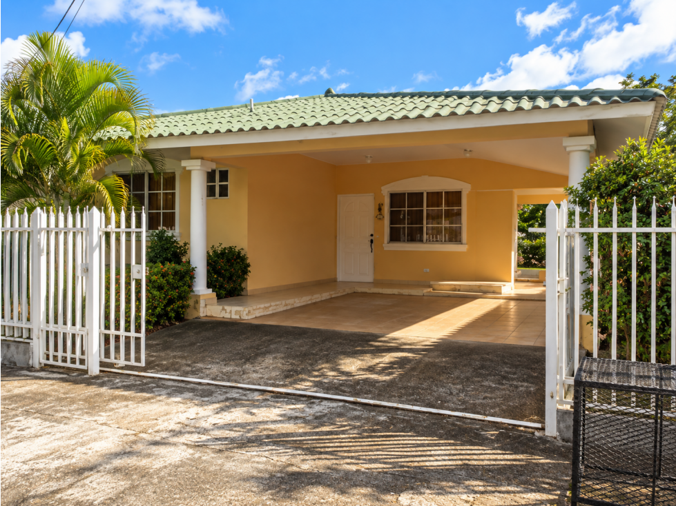 VENDO CASA EN BRISAS DE LOS GUAYACANES EN CHITRE TC
