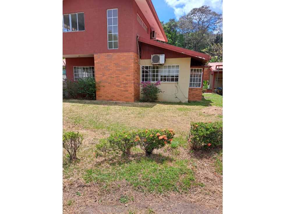 Se Alquila Amplia Casa con Zona Verde 600 m²