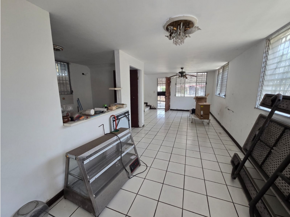 SE VENDE ESPACIOSA CASA CON AMPLIA TERRAZA EN CONDADO DEL REY AQ — foto 2