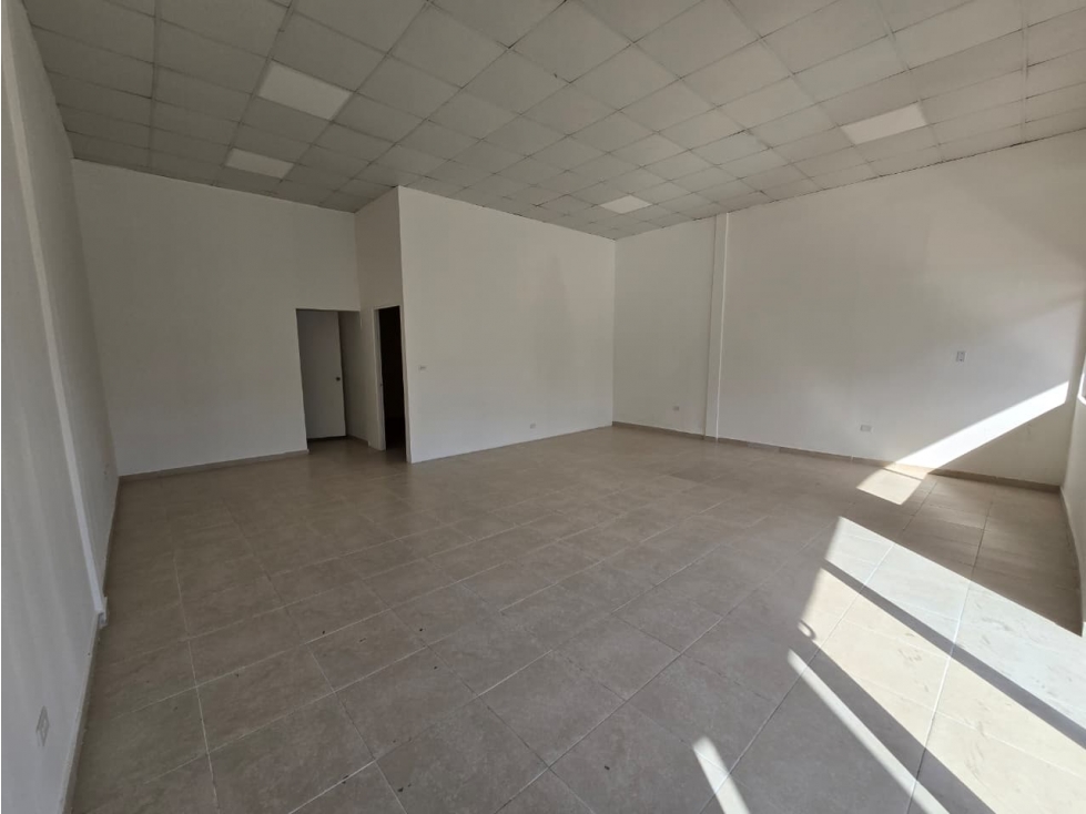 ALQUILER DE LOCALES COMERCIALES CON ACABADOS EN ALBROOK AQ — foto 2