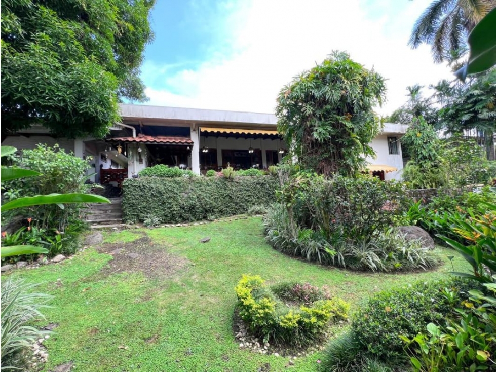 VENTA DE CASA CON JARDIN 737MTS LOS ANGELES BETHANIA