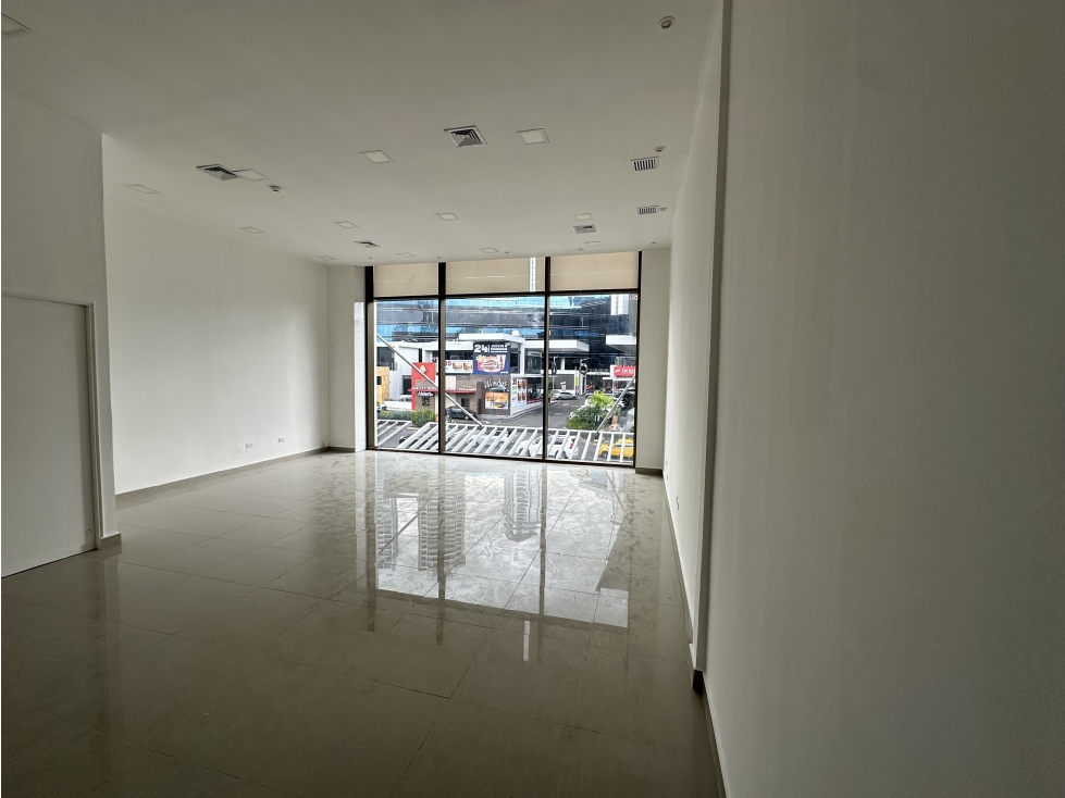 ALQUILER LOCAL 212M2 EN VÍA BRASIL FRENTE MULTIPLAZA KAF — foto 5