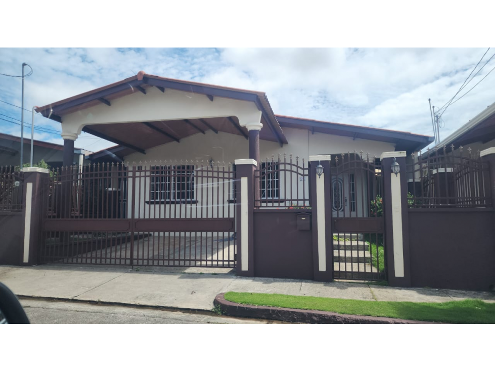 VENTA DE CASA DE 324M2 EN TERRAZAS DE BRISAS DEL GOLF AQ