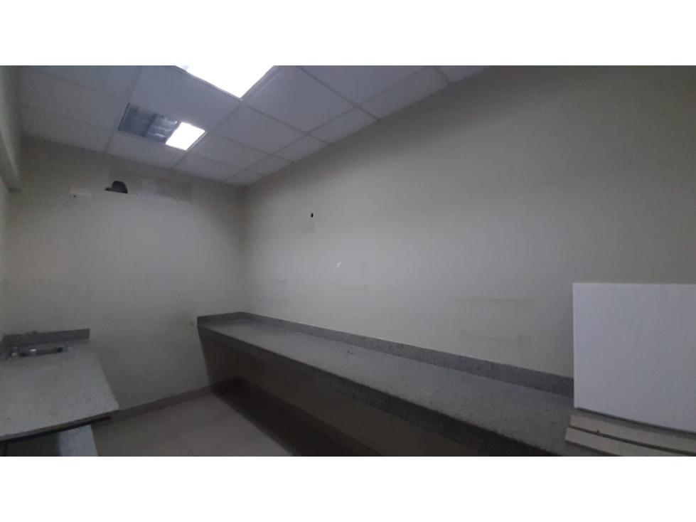 OFICINAS/LOCAL DE 400M2 EN PLANTA BAJA EN MINI MALL EL CANGREJO — foto 4