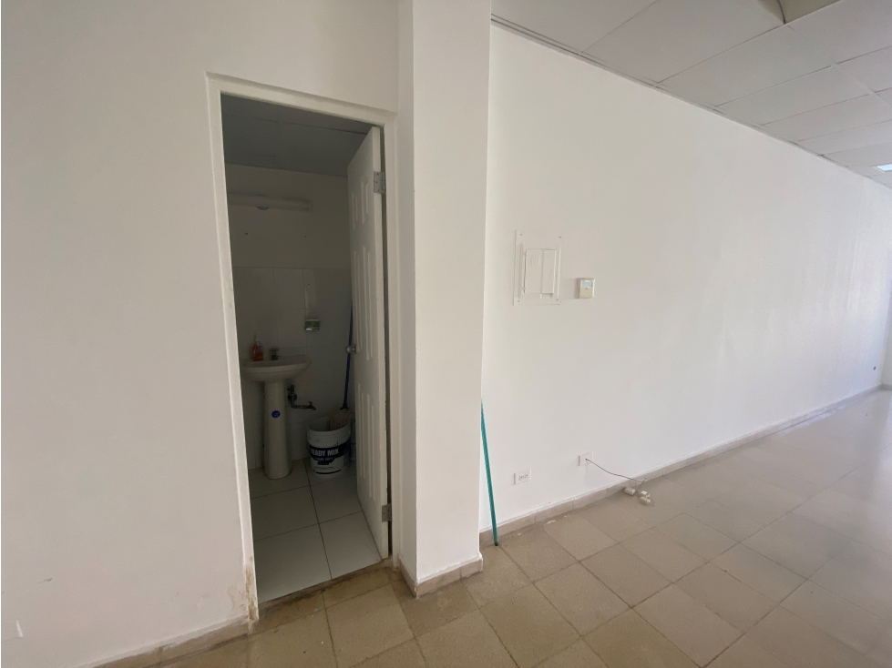 LOCAL PB DE 466 M² ($13.25xm2) PLAZA DORCHESTER VÍA ESPAÑA — foto 3