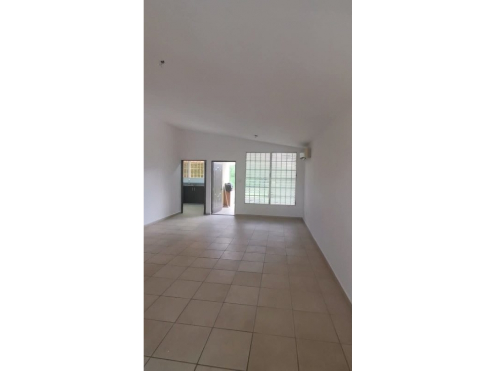 VENTA DE LINDA CASA DE ESQUINA EN BRISAS DEL GOLF 3 RECAMARAS 3 BAÑOS — foto 2