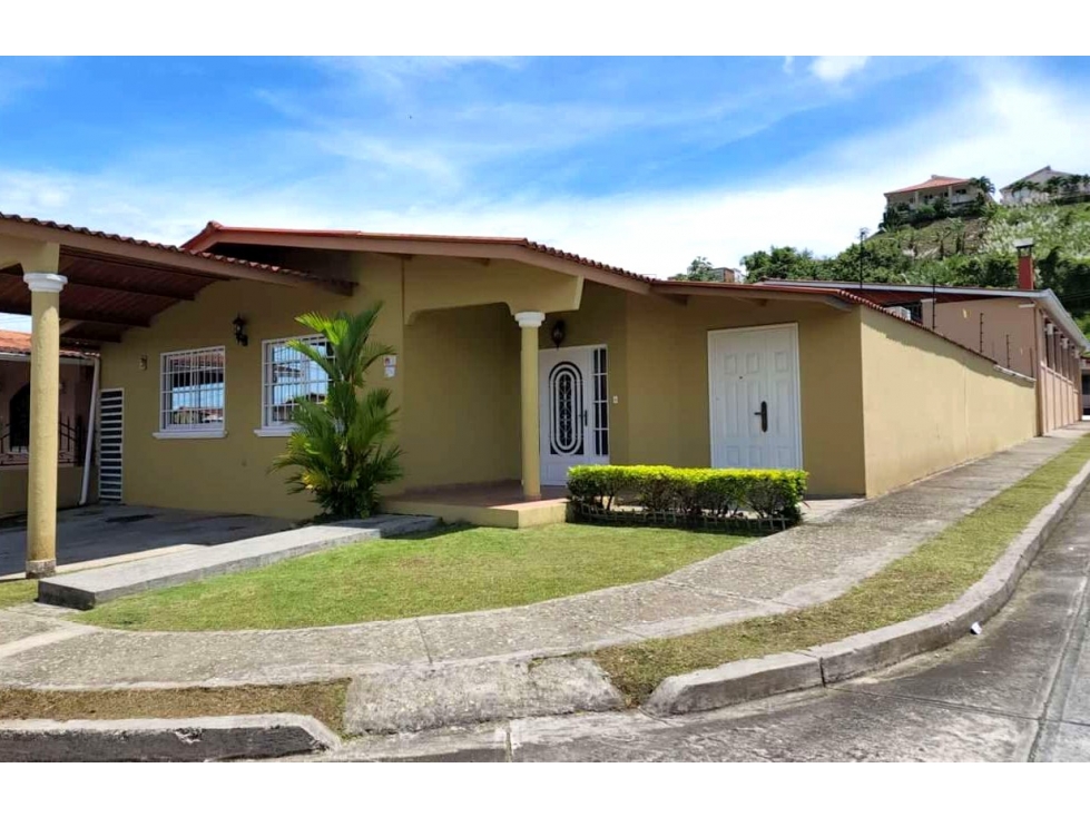VENTA DE LINDA CASA DE ESQUINA EN BRISAS DEL GOLF 3 RECAMARAS 3 BAÑOS