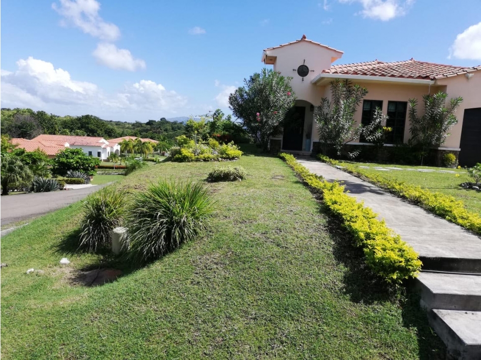 CASA CON PISCINA EN HACIENDA PACIFICA 1500M2