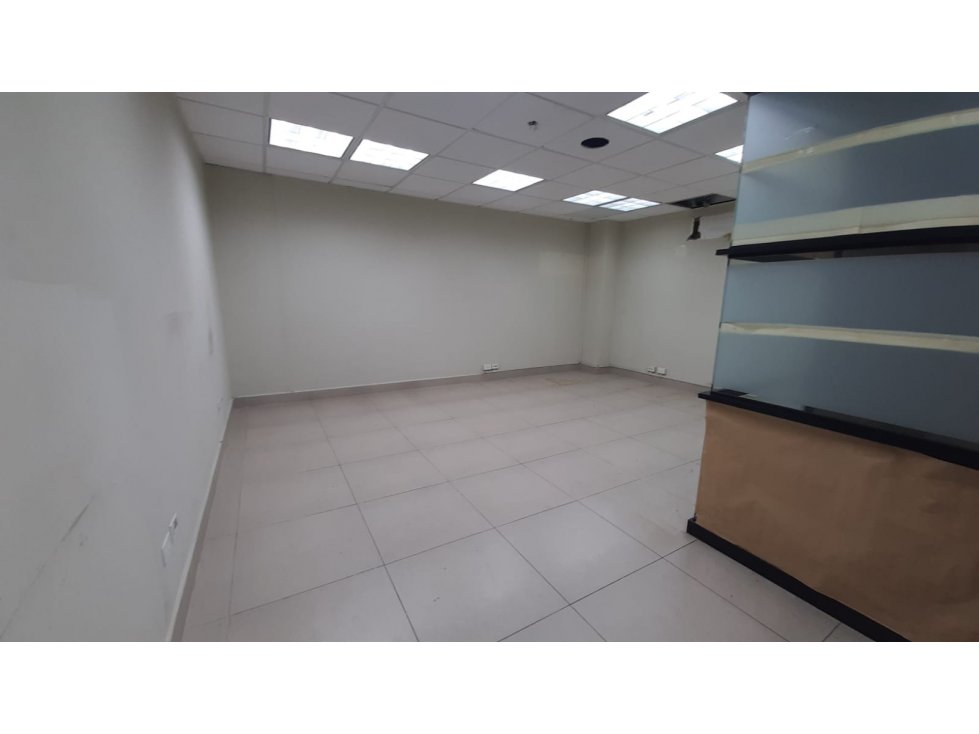 OFICINAS/LOCAL DE 400M2 EN PLANTA BAJA EN MINI MALL EL CANGREJO — foto 3